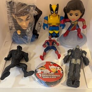 Marvel Superhero Action Figure Set & magic towel